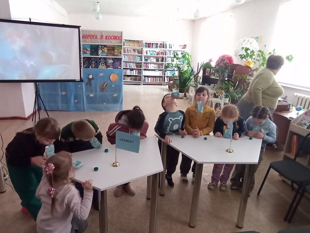 В Кировской детской библиотеке, состоялось мероприятие, посвященное ко Дню авиации и космонавтики - виртуальное космическое путешествие «Дорога в космос» В Кировской детской библиотеке, состоялось мероприятие, посвященное ко Дню авиации и космонавтики - виртуальное космическое путешествие «Дорога в космос»