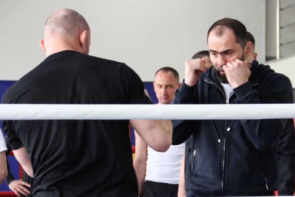 «Сравниться и превзойти…». Титулованные российские спортсмены Григорий Дрозд и Рахим Чахкиев провели мастер-класс для молодых спортсменов ЛНР Встреча состоялась в специализированном зале бокса «Чемпион» «Сравниться и превзойти…». Титулованные российские спортсмены Григорий Дрозд и Рахим Чахкиев провели мастер-класс для молодых спортсменов ЛНР Встреча состоялась в специализированном зале бокса «Чемпион»