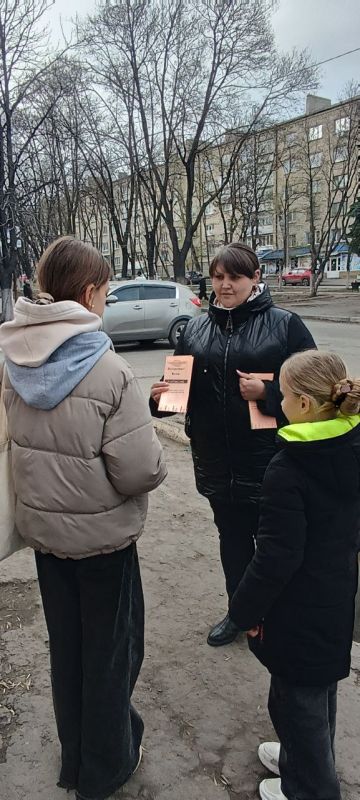 Отделом культуры, спорта и молодёжной политики совместно с представителями ОМВД России «Ровеньковский» и «Семейный центр» проведен межведомственный рейд по торговым точкам, расположенным на территории города Ровеньки, в ходе... Отделом культуры, спорта и молодёжной политики совместно с представителями ОМВД России «Ровеньковский» и «Семейный центр» проведен межведомственный рейд по торговым точкам, расположенным на территории города Ровеньки, в ходе...