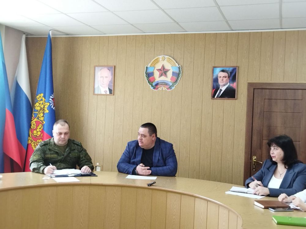 Сегодня в Администрации городского округа город Ровеньки Глава городского округа провел встречу с семьями военнослужащих, погибших, выполняя свой долг в зоне специальной военной операции, что особенно актуально в Год... Сегодня в Администрации городского округа город Ровеньки Глава городского округа провел встречу с семьями военнослужащих, погибших, выполняя свой долг в зоне специальной военной операции, что особенно актуально в Год...