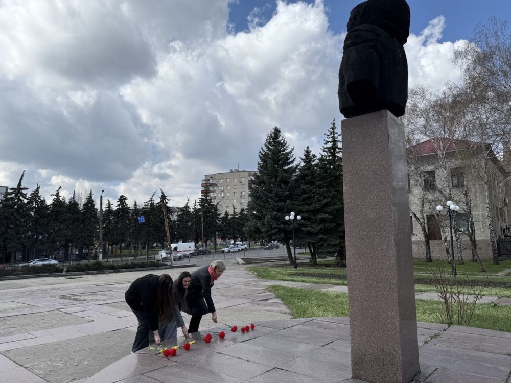 В преддверии Дня космонавтики отдел молодежной политики и спорта Антрацитовского муниципального округа совместно с молодежным советом при Администрации приняли участие в акции «День космонавтики», возложили цветы и почтили... В преддверии Дня космонавтики отдел молодежной политики и спорта Антрацитовского муниципального округа совместно с молодежным советом при Администрации приняли участие в акции «День космонавтики», возложили цветы и почтили...