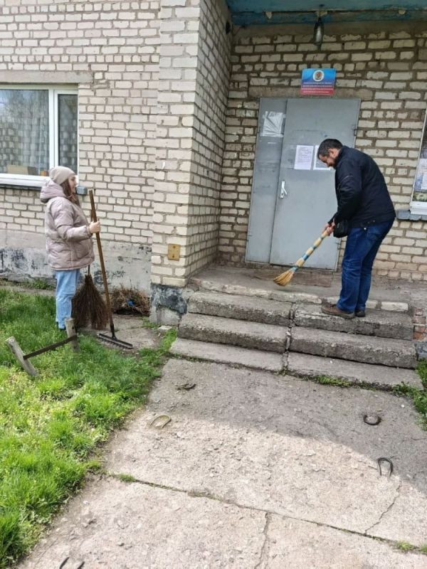 Сотрудники Лутугинской больницы провели мероприятие по уборке территории своих подразделений, а также прилегающих к ним участков Сотрудники Лутугинской больницы провели мероприятие по уборке территории своих подразделений, а также прилегающих к ним участков