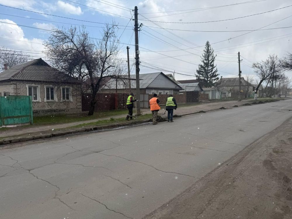 Андрей Рубанцов: В Ровеньках выполняются работы по очистке бордюрного камня Андрей Рубанцов: В Ровеньках выполняются работы по очистке бордюрного камня