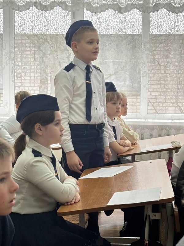 Открытое мероприятие в Ровеньковской школе № 3 посвящённое женщинам-летчицам в годы Великой Отечественной войны Открытое мероприятие в Ровеньковской школе № 3 посвящённое женщинам-летчицам в годы Великой Отечественной войны