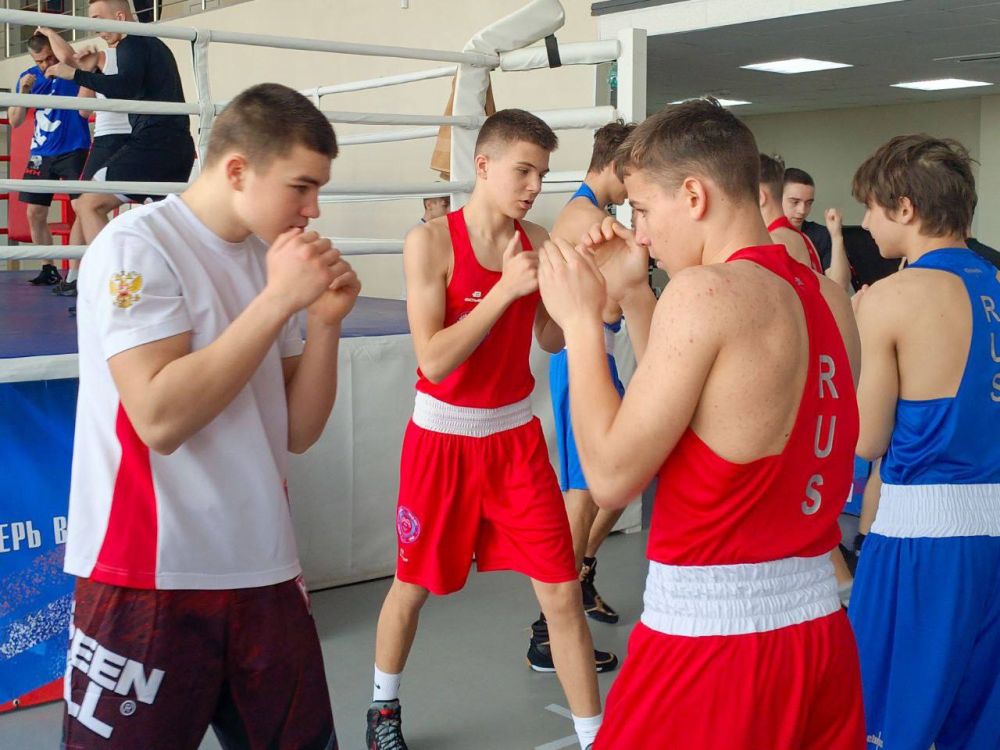 Российские чемпионы мира по боксу Григорий Дрозд и Рахим Чахкиев в Луганске показали молодым спортсменам Республики ключевые техники и стратегии бокса Российские чемпионы мира по боксу Григорий Дрозд и Рахим Чахкиев в Луганске показали молодым спортсменам Республики ключевые техники и стратегии бокса