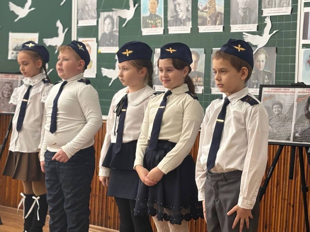 Открытое мероприятие в Ровеньковской школе № 3 посвящённое женщинам-летчицам в годы Великой Отечественной войны Открытое мероприятие в Ровеньковской школе № 3 посвящённое женщинам-летчицам в годы Великой Отечественной войны