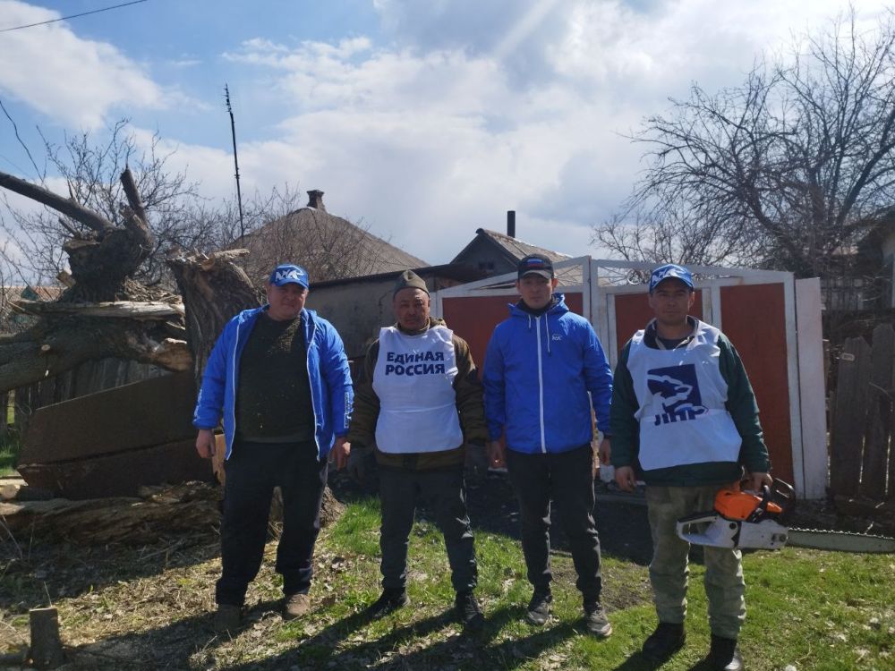 Активисты «Единой России» помогают участникам ВО навести порядок во дворе Активисты «Единой России» помогают участникам ВО навести порядок во дворе