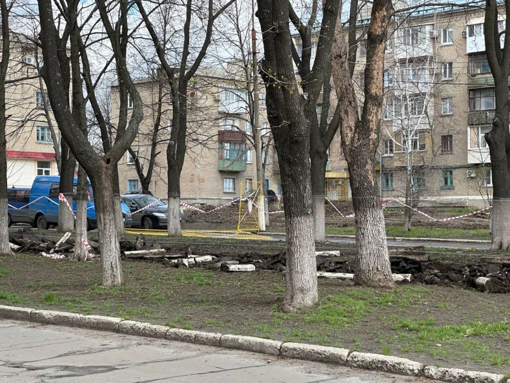 Уважаемые ровенчане!. Напоминаем! В нашем городе ведутся масштабные работы по благоустройству общественных территорий Уважаемые ровенчане!. Напоминаем! В нашем городе ведутся масштабные работы по благоустройству общественных территорий