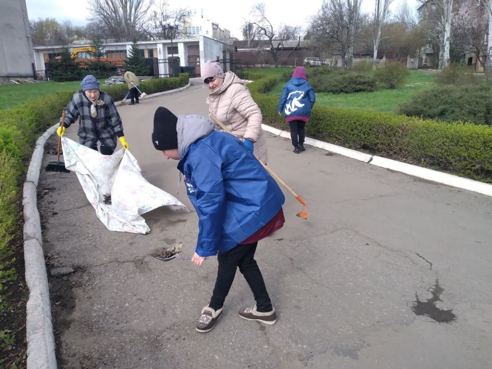 10 марта, в рамках проекта «Чистая страна» партии «Единая Россия» активисты Брянковского местного отделения партии «Единая Россия» провели санитарный день на центральной площади города Брянки 10 марта, в рамках проекта «Чистая страна» партии «Единая Россия» активисты Брянковского местного отделения партии «Единая Россия» провели санитарный день на центральной площади города Брянки