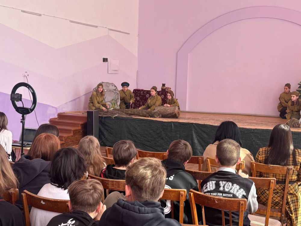 В Ровеньковской школе №3 ожила память о войне: состоялась премьера спектакля "А зори здесь тихие..." В Ровеньковской школе №3 ожила память о войне: состоялась премьера спектакля "А зори здесь тихие..."