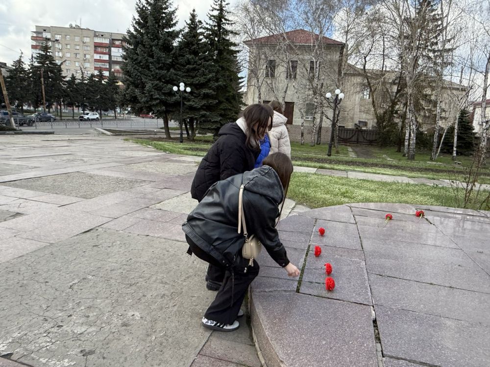 В преддверии Дня космонавтики отдел молодежной политики и спорта Антрацитовского муниципального округа совместно с молодежным советом при Администрации приняли участие в акции «День космонавтики», возложили цветы и почтили... В преддверии Дня космонавтики отдел молодежной политики и спорта Антрацитовского муниципального округа совместно с молодежным советом при Администрации приняли участие в акции «День космонавтики», возложили цветы и почтили...