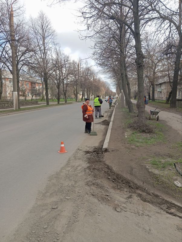 Сегодня в городе снова приводили в порядок улицы: Сегодня в городе снова приводили в порядок улицы: