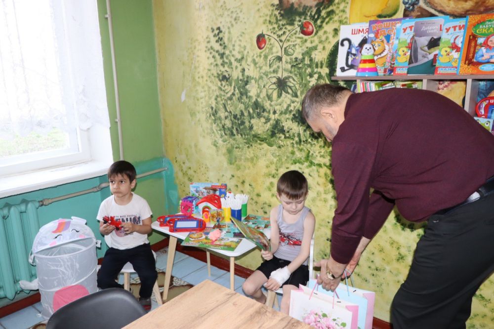 Евгений Бондарь: Маленькие пациенты детского соматического отделения Лутугинской районной больницы смогут отвлечься от больничного быта благодаря обновленной столовой и игровой зоне! Обустройство данного пространства... Евгений Бондарь: Маленькие пациенты детского соматического отделения Лутугинской районной больницы смогут отвлечься от больничного быта благодаря обновленной столовой и игровой зоне! Обустройство данного пространства...