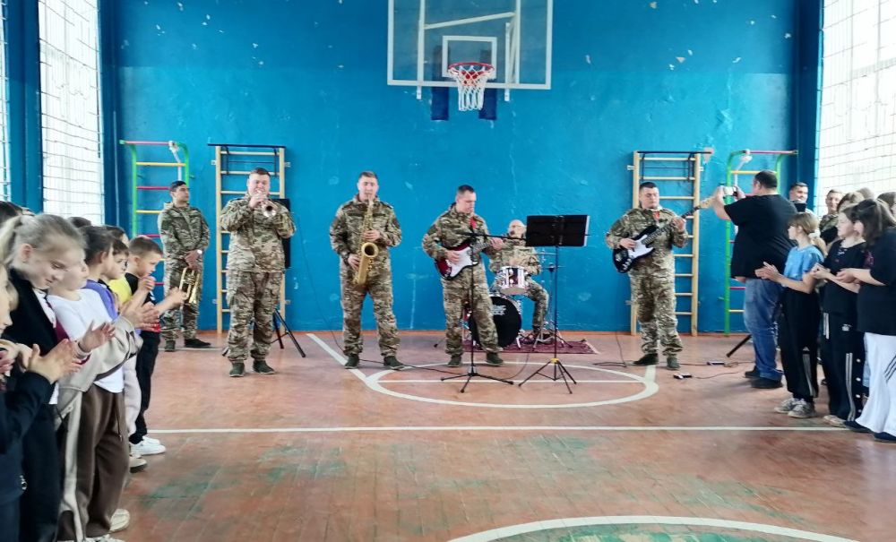 Станично-Луганскую среднюю школу с. Валуйское посетили музыканты военного оркестра 6 бригады управления, которые продолжают серию выступлений для школьников Республики Станично-Луганскую среднюю школу с. Валуйское посетили музыканты военного оркестра 6 бригады управления, которые продолжают серию выступлений для школьников Республики
