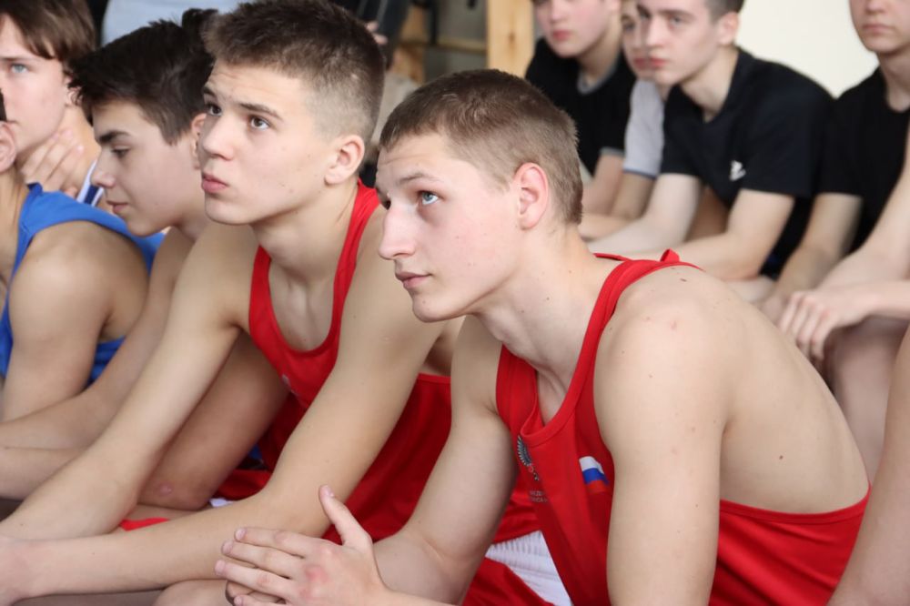 «Сравниться и превзойти…». Титулованные российские спортсмены Григорий Дрозд и Рахим Чахкиев провели мастер-класс для молодых спортсменов ЛНР Встреча состоялась в специализированном зале бокса «Чемпион» «Сравниться и превзойти…». Титулованные российские спортсмены Григорий Дрозд и Рахим Чахкиев провели мастер-класс для молодых спортсменов ЛНР Встреча состоялась в специализированном зале бокса «Чемпион»