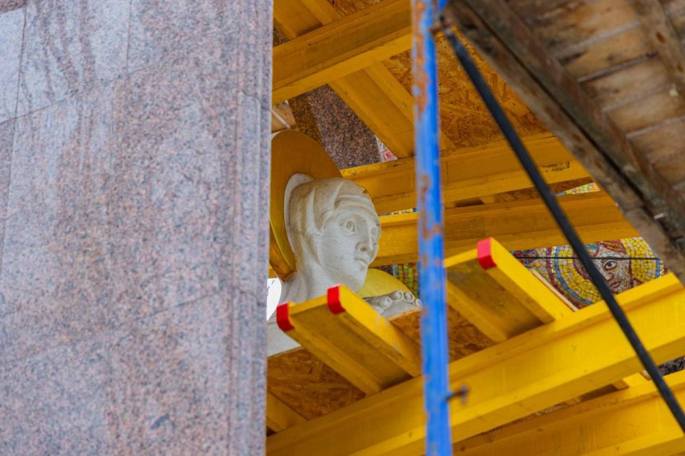 Луганский мастер Юрий Кононов восстанавливает мозаичное обрамление скульптуры Божией Матери у храма «Умиление» в столице ЛНР Луганский мастер Юрий Кононов восстанавливает мозаичное обрамление скульптуры Божией Матери у храма «Умиление» в столице ЛНР