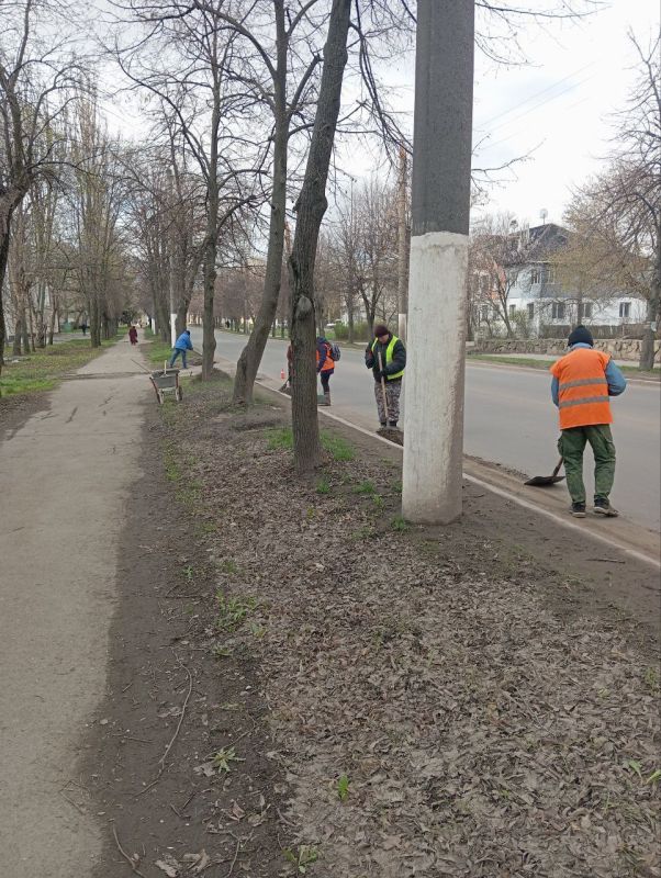 Сегодня в городе снова приводили в порядок улицы: Сегодня в городе снова приводили в порядок улицы:
