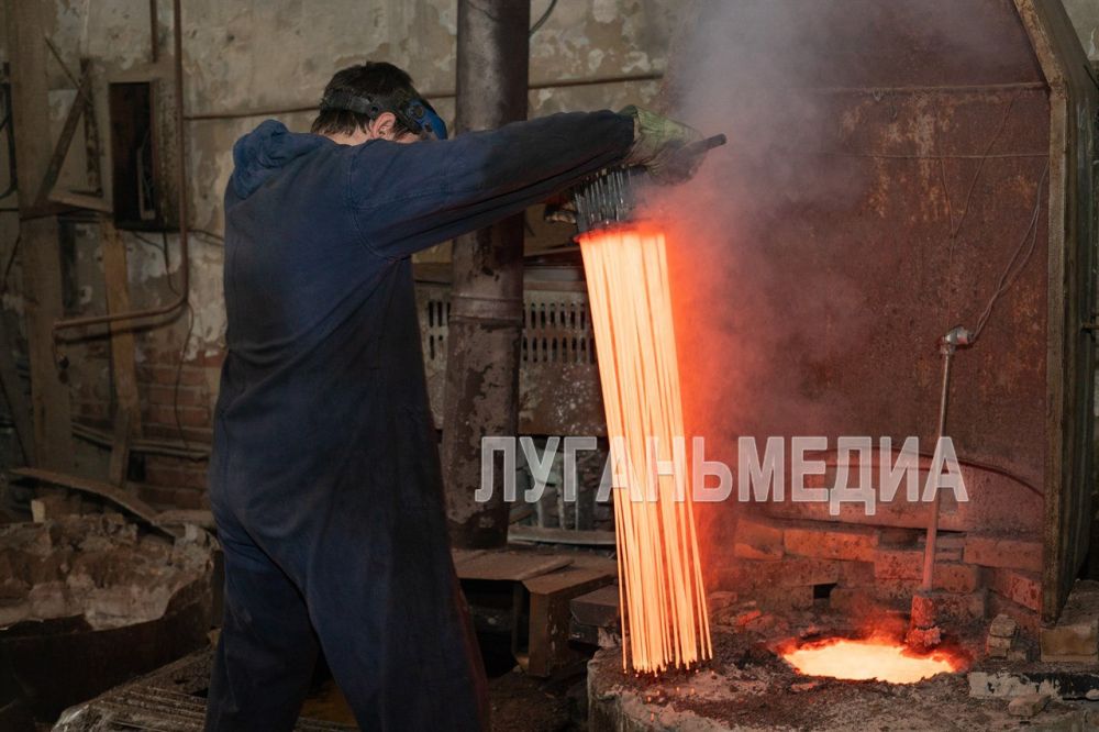 Луганские студенты посетили завод по изготовлению фехтовальных клинков Луганские студенты посетили завод по изготовлению фехтовальных клинков