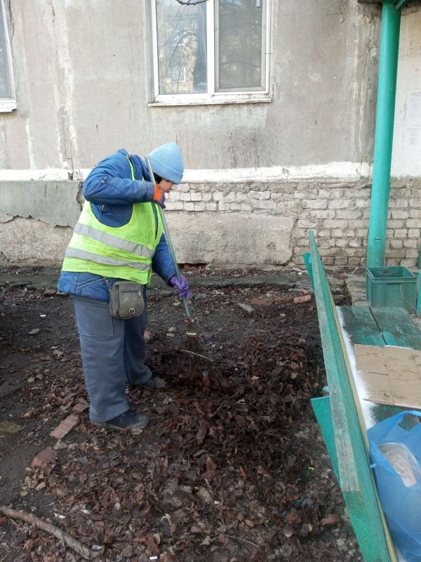 Коммунальные будни. Работники ООО "Арнстрой" активно ведут работы по уборке придомовых территорий многоквартирных домов № 1, 2 и 3 в квартале Солнечный, а также дома № 4 на улице Молодежная в пгт Коммунальные будни. Работники ООО "Арнстрой" активно ведут работы по уборке придомовых территорий многоквартирных домов № 1, 2 и 3 в квартале Солнечный, а также дома № 4 на улице Молодежная в пгт