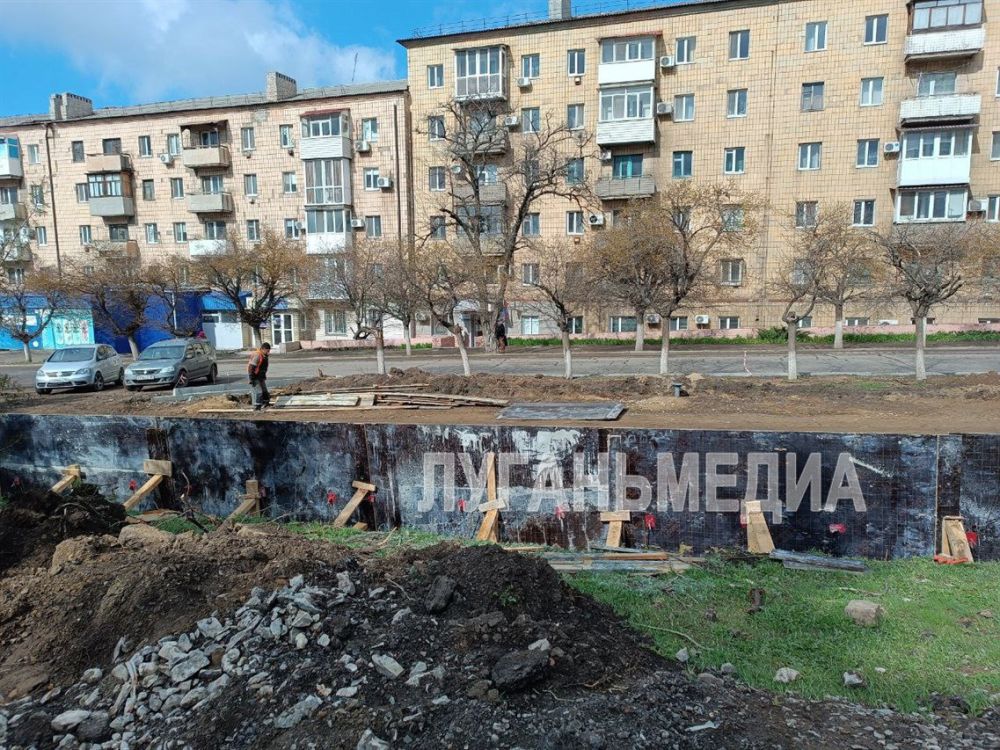 В Краснодоне на Аллее Дружбы активно ведутся строительные работы В Краснодоне на Аллее Дружбы активно ведутся строительные работы