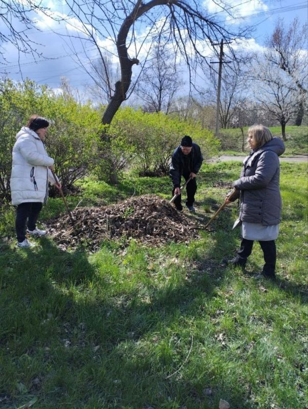 Сотрудники Лутугинской больницы провели мероприятие по уборке территории своих подразделений, а также прилегающих к ним участков Сотрудники Лутугинской больницы провели мероприятие по уборке территории своих подразделений, а также прилегающих к ним участков