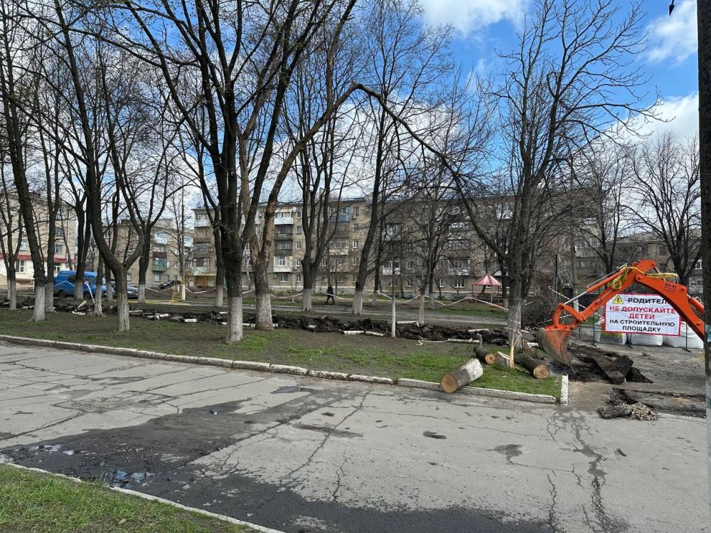 Уважаемые ровенчане!. Напоминаем! В нашем городе ведутся масштабные работы по благоустройству общественных территорий Уважаемые ровенчане!. Напоминаем! В нашем городе ведутся масштабные работы по благоустройству общественных территорий