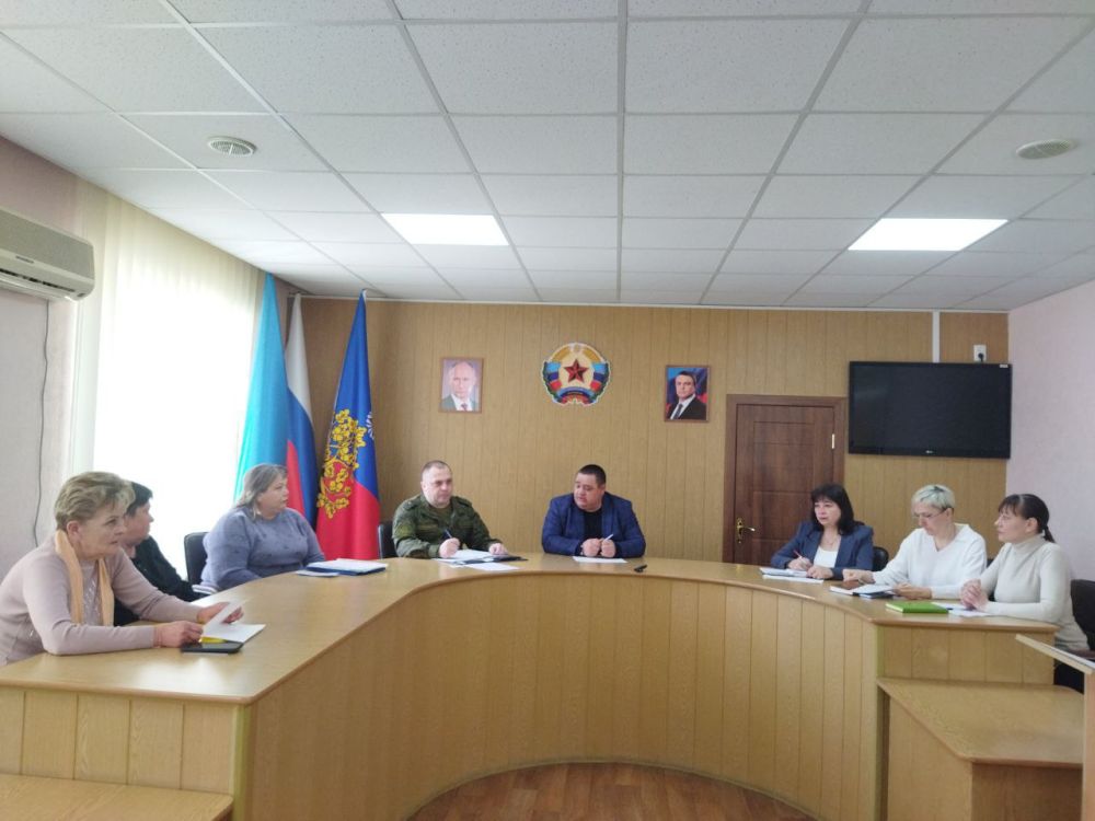 Сегодня в Администрации городского округа город Ровеньки Глава городского округа провел встречу с семьями военнослужащих, погибших, выполняя свой долг в зоне специальной военной операции, что особенно актуально в Год... Сегодня в Администрации городского округа город Ровеньки Глава городского округа провел встречу с семьями военнослужащих, погибших, выполняя свой долг в зоне специальной военной операции, что особенно актуально в Год...