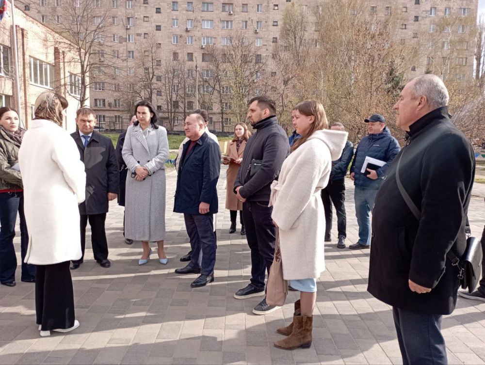 Яна Пащенко: Возле Луганской средней школы № 20 имени Андрея Демехина состоялся выездной прием граждан, во время которого каждый желающий житель этого района смог задать вопросы, касающиеся жизнеобеспечения города Яна Пащенко: Возле Луганской средней школы № 20 имени Андрея Демехина состоялся выездной прием граждан, во время которого каждый желающий житель этого района смог задать вопросы, касающиеся жизнеобеспечения города
