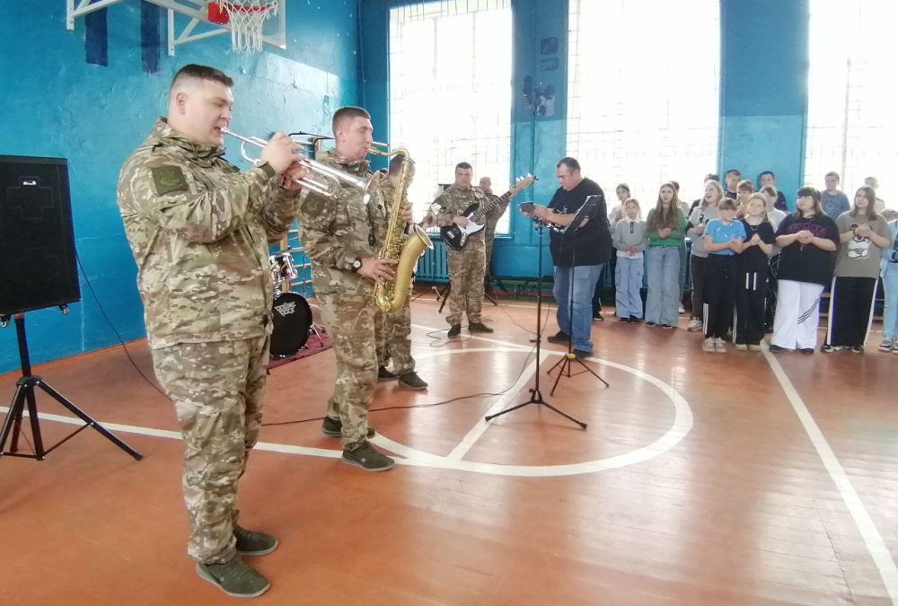 Станично-Луганскую среднюю школу с. Валуйское посетили музыканты военного оркестра 6 бригады управления, которые продолжают серию выступлений для школьников Республики Станично-Луганскую среднюю школу с. Валуйское посетили музыканты военного оркестра 6 бригады управления, которые продолжают серию выступлений для школьников Республики