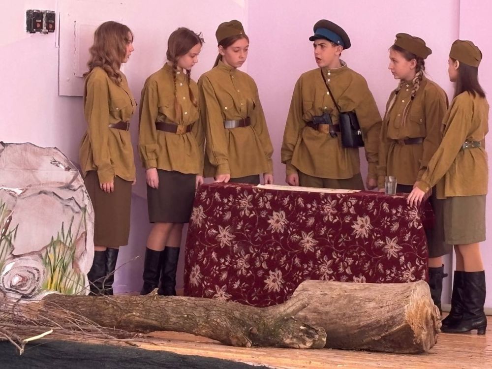 В Ровеньковской школе №3 ожила память о войне: состоялась премьера спектакля "А зори здесь тихие..." В Ровеньковской школе №3 ожила память о войне: состоялась премьера спектакля "А зори здесь тихие..."