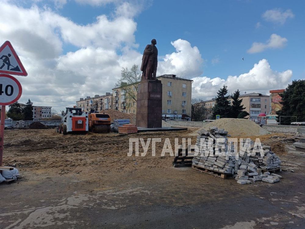 В Краснодоне на Аллее Дружбы активно ведутся строительные работы В Краснодоне на Аллее Дружбы активно ведутся строительные работы