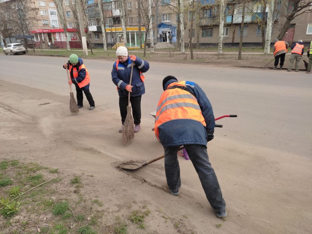 Сегодня в городе снова приводили в порядок улицы: Сегодня в городе снова приводили в порядок улицы: