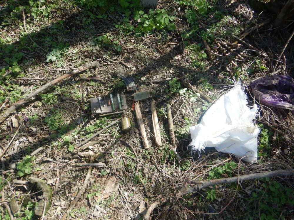 5 схронов с опасными находками обнаружили полицейские в Славяносерсбском округе в рамках ОПМ «Арсенал» 5 схронов с опасными находками обнаружили полицейские в Славяносерсбском округе в рамках ОПМ «Арсенал»