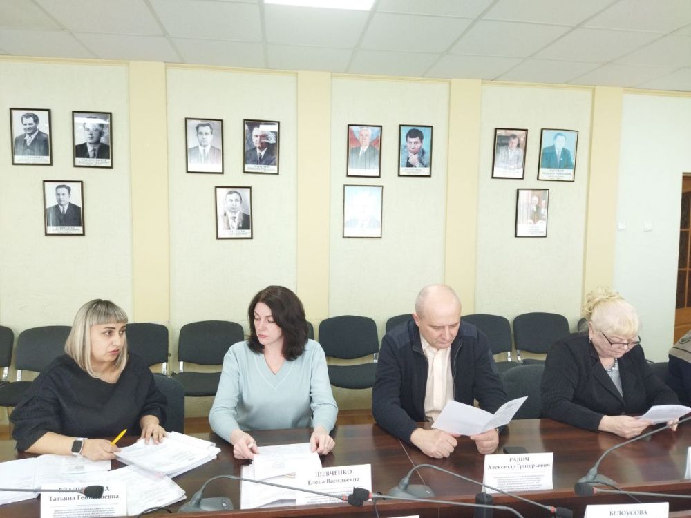 Сегодня в Администрации городского округа город Ровеньки состоялось заседание городской комиссии по делам несовершеннолетних и защите их прав Сегодня в Администрации городского округа город Ровеньки состоялось заседание городской комиссии по делам несовершеннолетних и защите их прав