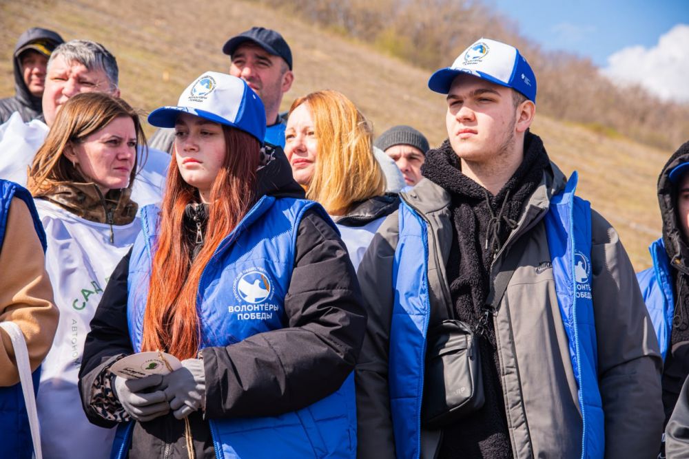 Жить вечно. В Новоайдарском районе провели акцию «Сад памяти» по высадке геоглифа «Победа» Жить вечно. В Новоайдарском районе провели акцию «Сад памяти» по высадке геоглифа «Победа»