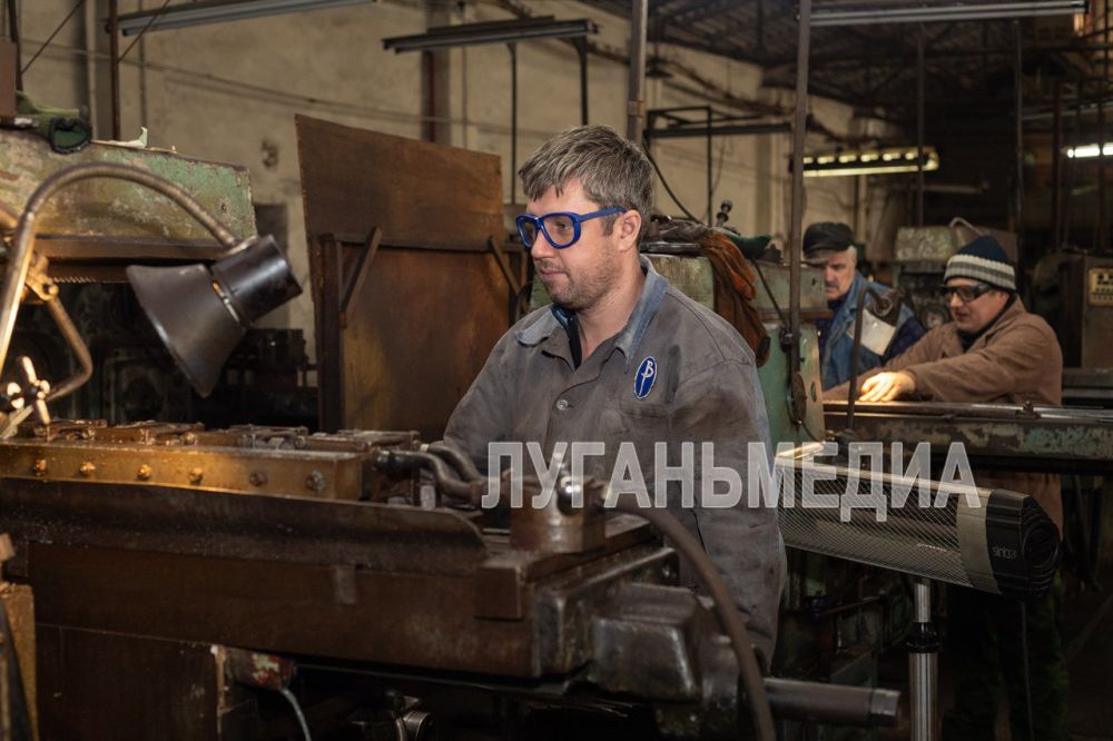 Луганские студенты посетили завод по изготовлению фехтовальных клинков Луганские студенты посетили завод по изготовлению фехтовальных клинков