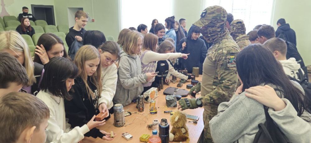 В Северодонецке продолжаются уроки безопасности, посвященные поведению с взрывоопасными веществами и предметами В Северодонецке продолжаются уроки безопасности, посвященные поведению с взрывоопасными веществами и предметами