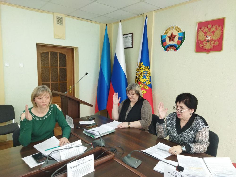 Сегодня в Администрации городского округа город Ровеньки состоялось заседание городской комиссии по делам несовершеннолетних и защите их прав Сегодня в Администрации городского округа город Ровеньки состоялось заседание городской комиссии по делам несовершеннолетних и защите их прав