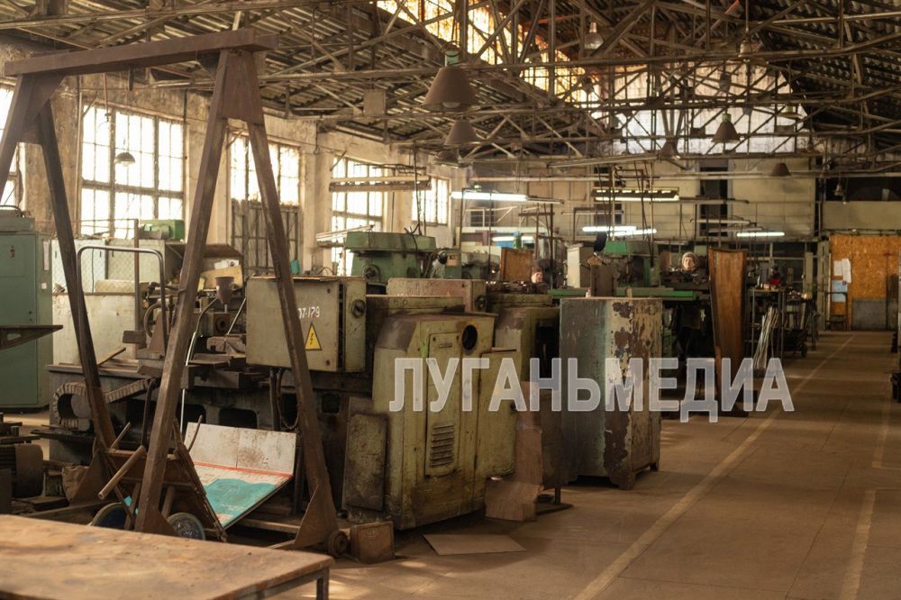 Луганские студенты посетили завод по изготовлению фехтовальных клинков Луганские студенты посетили завод по изготовлению фехтовальных клинков