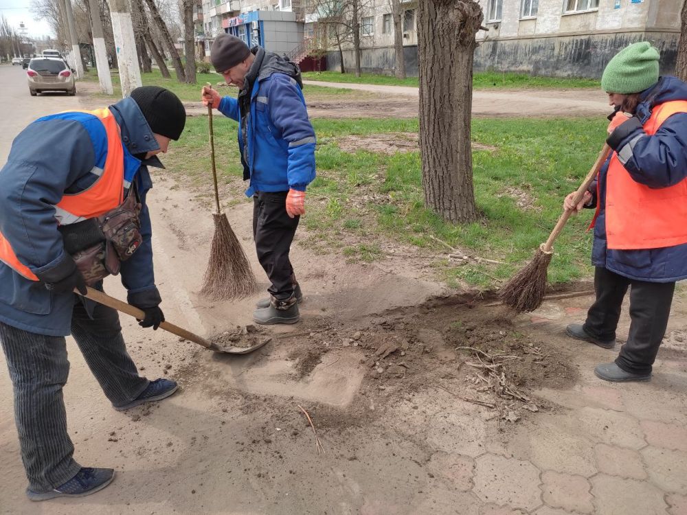 Сегодня в городе снова приводили в порядок улицы: Сегодня в городе снова приводили в порядок улицы: