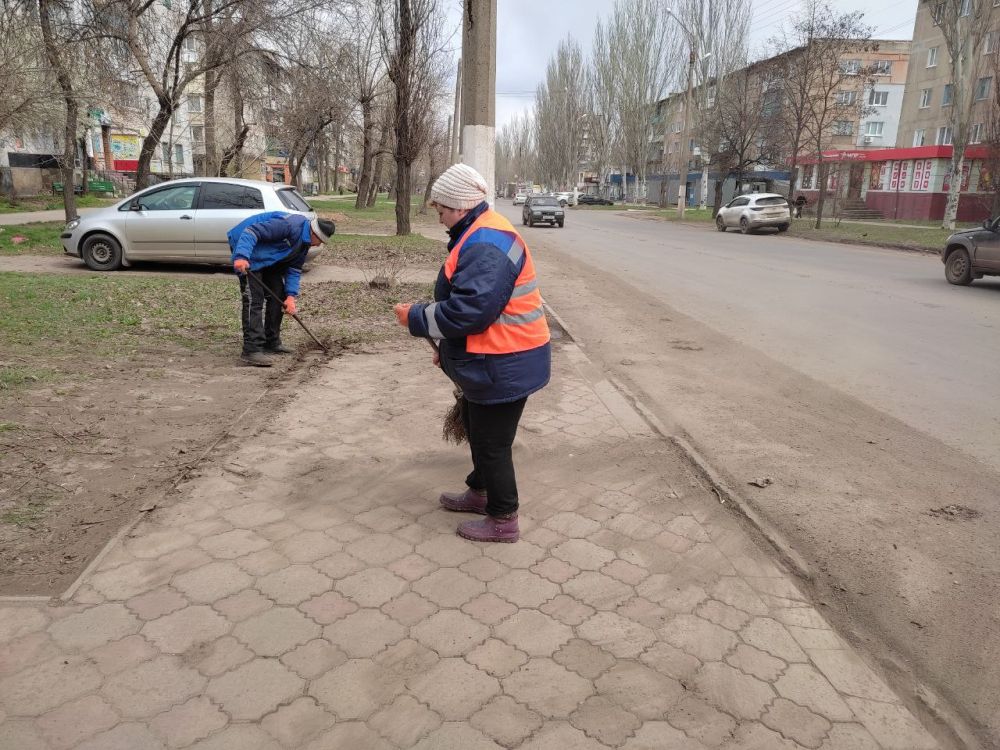 Сегодня в городе снова приводили в порядок улицы: Сегодня в городе снова приводили в порядок улицы: