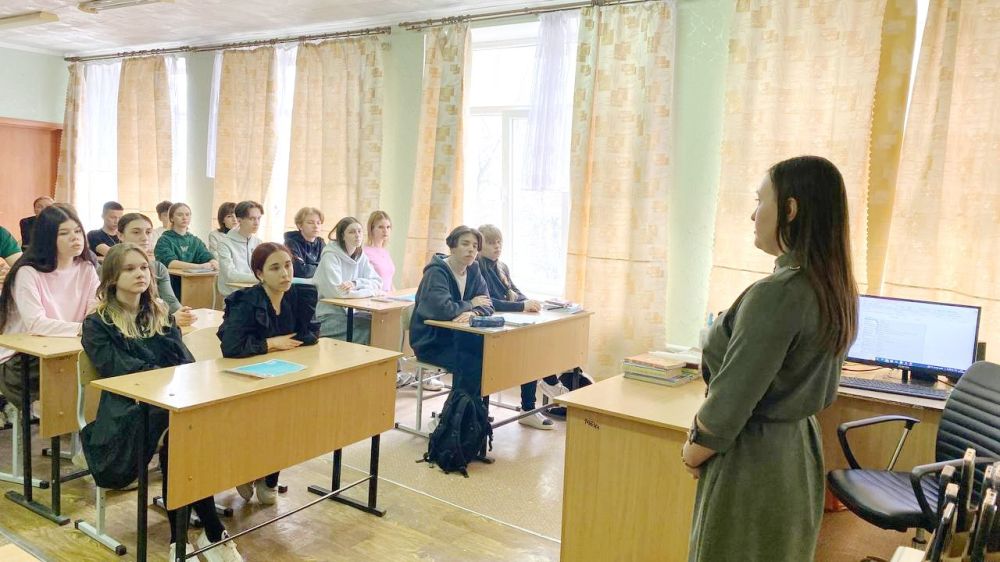 Представители Луганской больницы № 1 провели профориентационную беседу среди школьников Представители Луганской больницы № 1 провели профориентационную беседу среди школьников