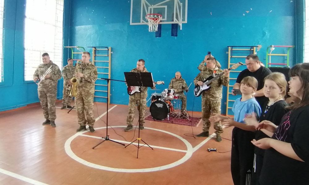 Станично-Луганскую среднюю школу с. Валуйское посетили музыканты военного оркестра 6 бригады управления, которые продолжают серию выступлений для школьников Республики Станично-Луганскую среднюю школу с. Валуйское посетили музыканты военного оркестра 6 бригады управления, которые продолжают серию выступлений для школьников Республики