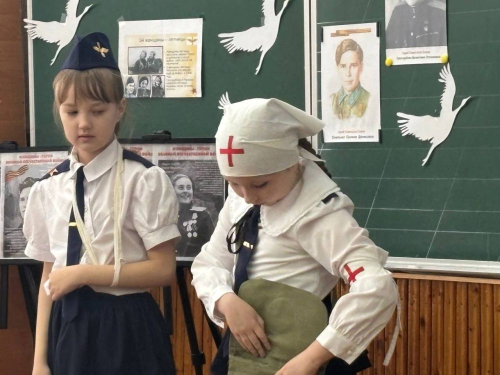 Открытое мероприятие в Ровеньковской школе № 3 посвящённое женщинам-летчицам в годы Великой Отечественной войны Открытое мероприятие в Ровеньковской школе № 3 посвящённое женщинам-летчицам в годы Великой Отечественной войны