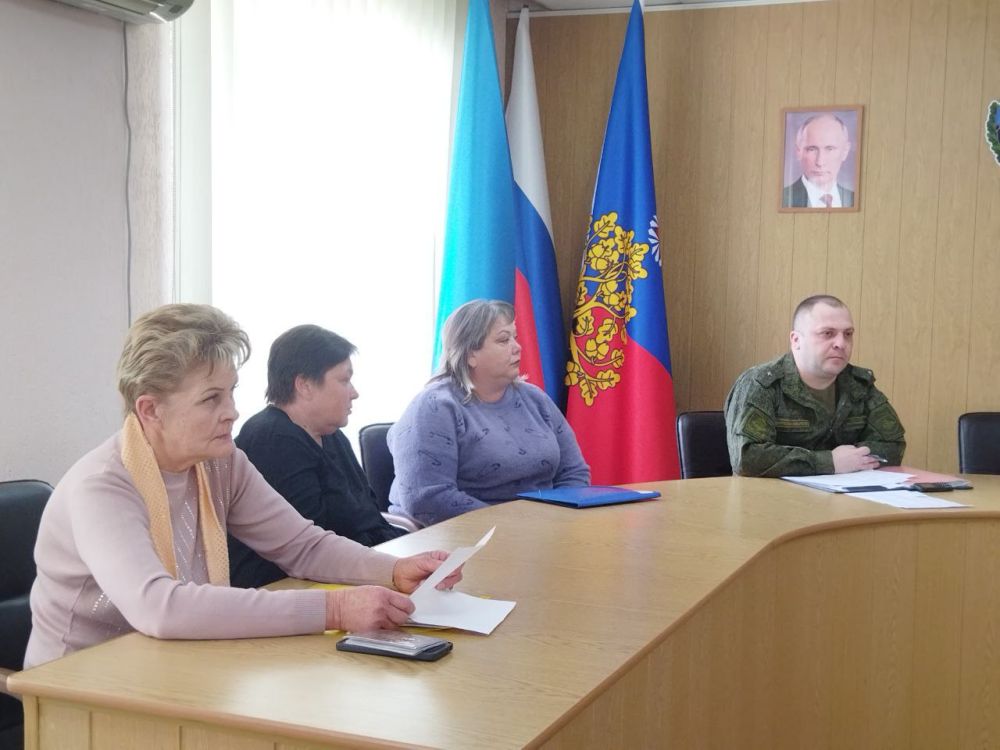 Сегодня в Администрации городского округа город Ровеньки Глава городского округа провел встречу с семьями военнослужащих, погибших, выполняя свой долг в зоне специальной военной операции, что особенно актуально в Год... Сегодня в Администрации городского округа город Ровеньки Глава городского округа провел встречу с семьями военнослужащих, погибших, выполняя свой долг в зоне специальной военной операции, что особенно актуально в Год...