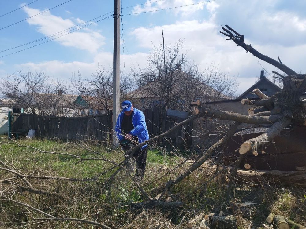 Активисты «Единой России» помогают участникам ВО навести порядок во дворе Активисты «Единой России» помогают участникам ВО навести порядок во дворе