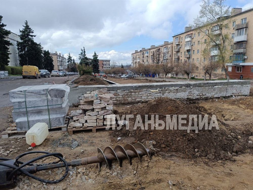 В Краснодоне на Аллее Дружбы активно ведутся строительные работы В Краснодоне на Аллее Дружбы активно ведутся строительные работы