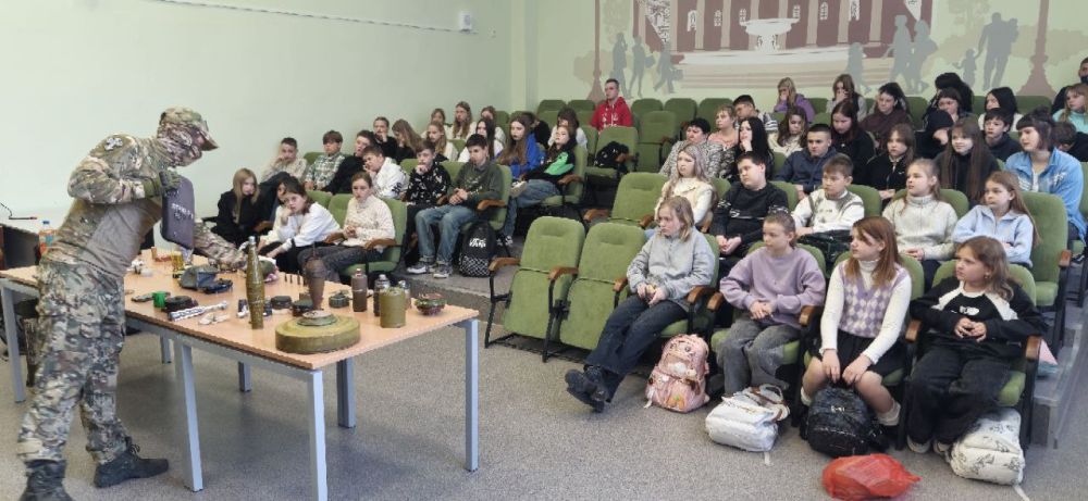 В Северодонецке продолжаются уроки безопасности, посвященные поведению с взрывоопасными веществами и предметами В Северодонецке продолжаются уроки безопасности, посвященные поведению с взрывоопасными веществами и предметами