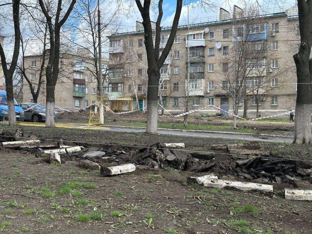 Уважаемые ровенчане!. Напоминаем! В нашем городе ведутся масштабные работы по благоустройству общественных территорий Уважаемые ровенчане!. Напоминаем! В нашем городе ведутся масштабные работы по благоустройству общественных территорий