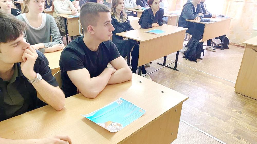 Представители Луганской больницы № 1 провели профориентационную беседу среди школьников Представители Луганской больницы № 1 провели профориентационную беседу среди школьников